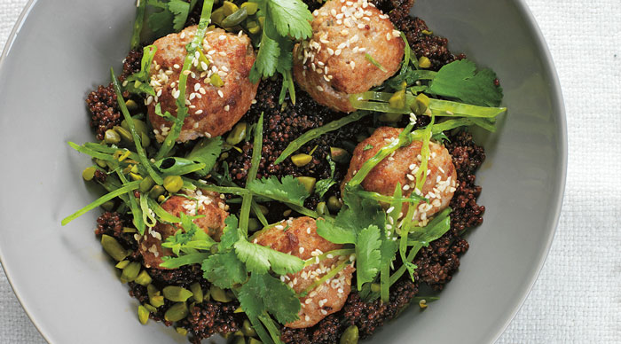 Asiatiska köttbullar, sockerärter, pistaschnötter och röd curryyoghurt