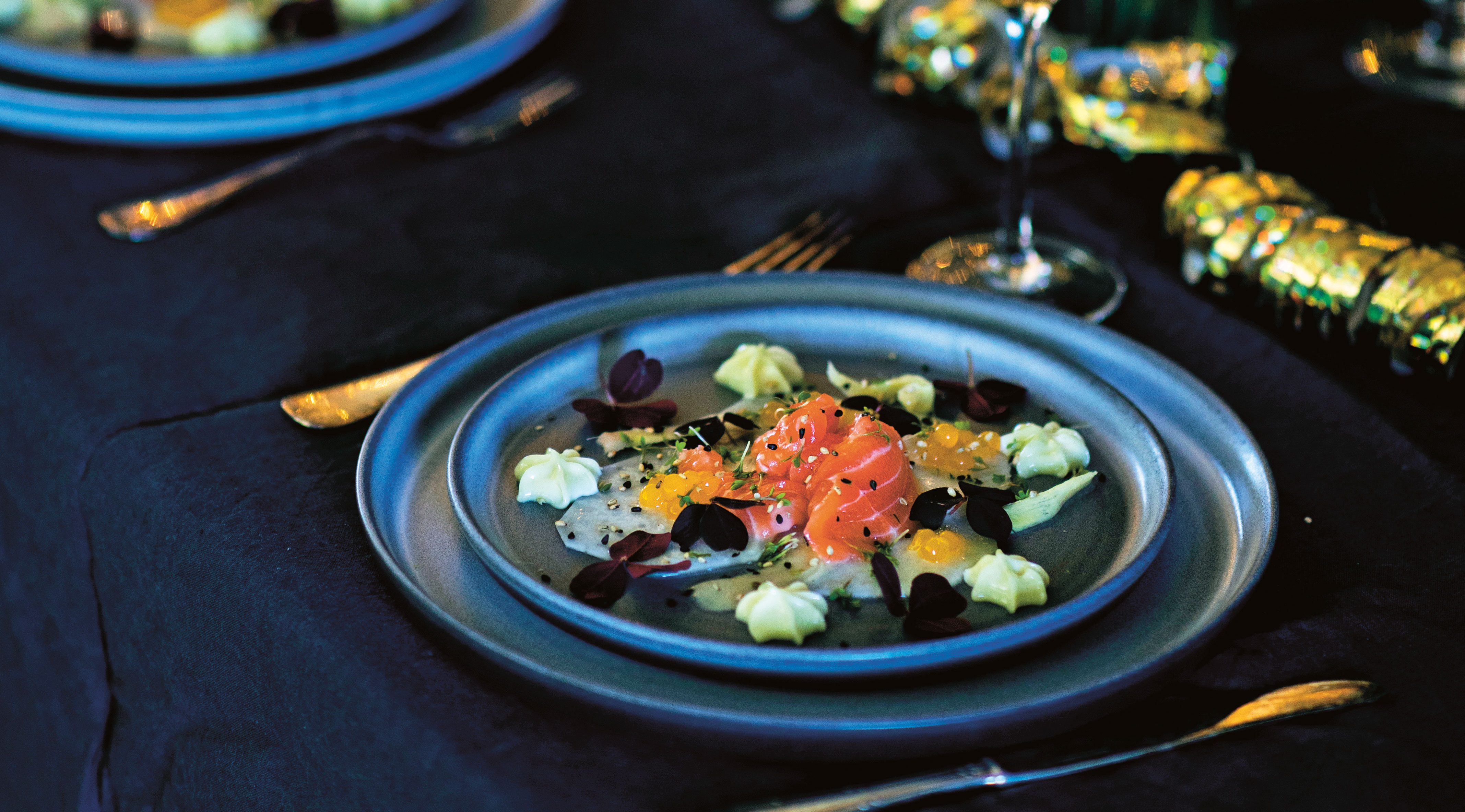 Laxsashimi med picklad rotselleri, ingefära och citronpärlor