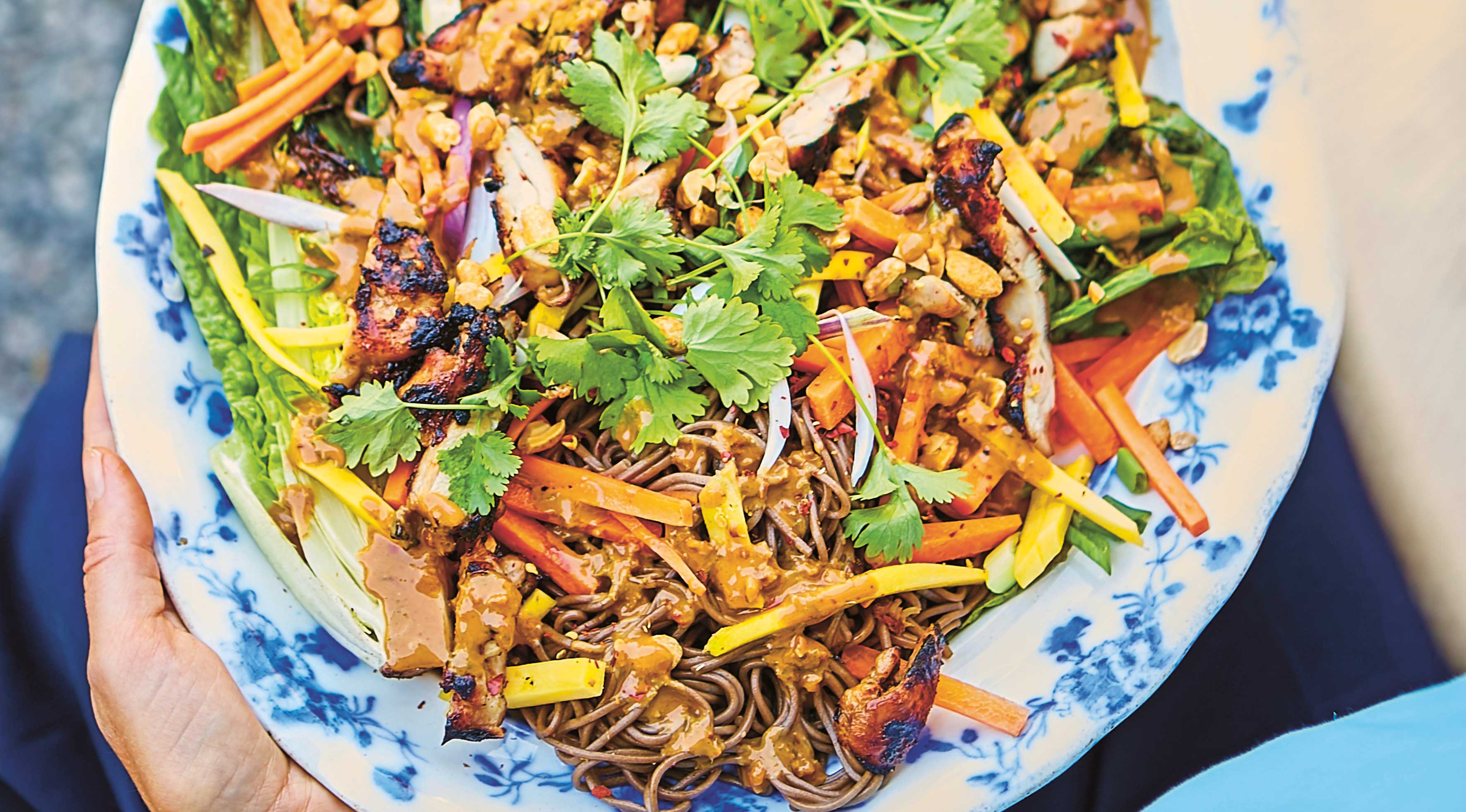 Grillad kycklingsallad satay med mango, koriander och torrostade jordnötter