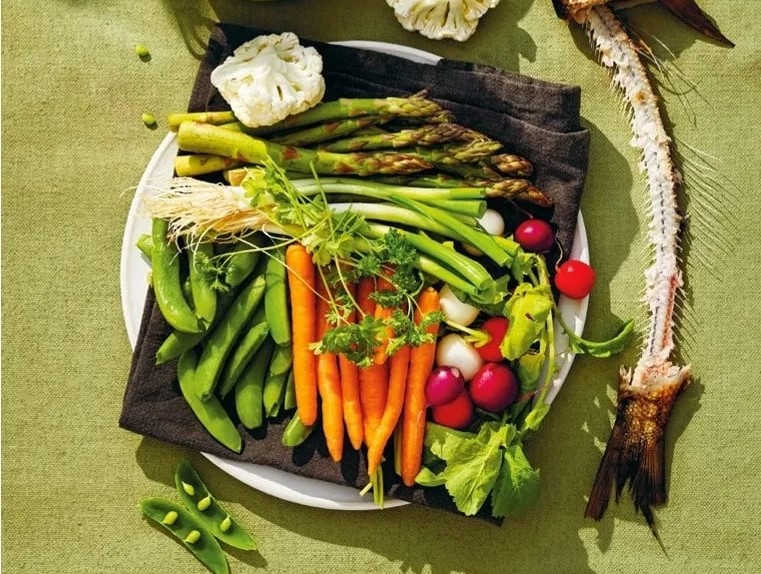 Ett fat sommargrönsaker med rökt sik och kaprismajonnäs
