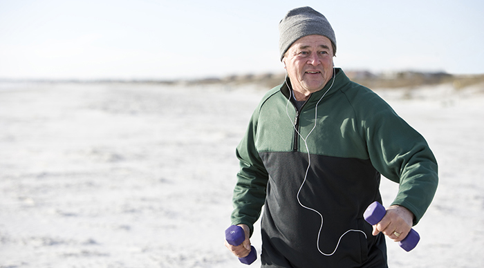 Man springer på strand