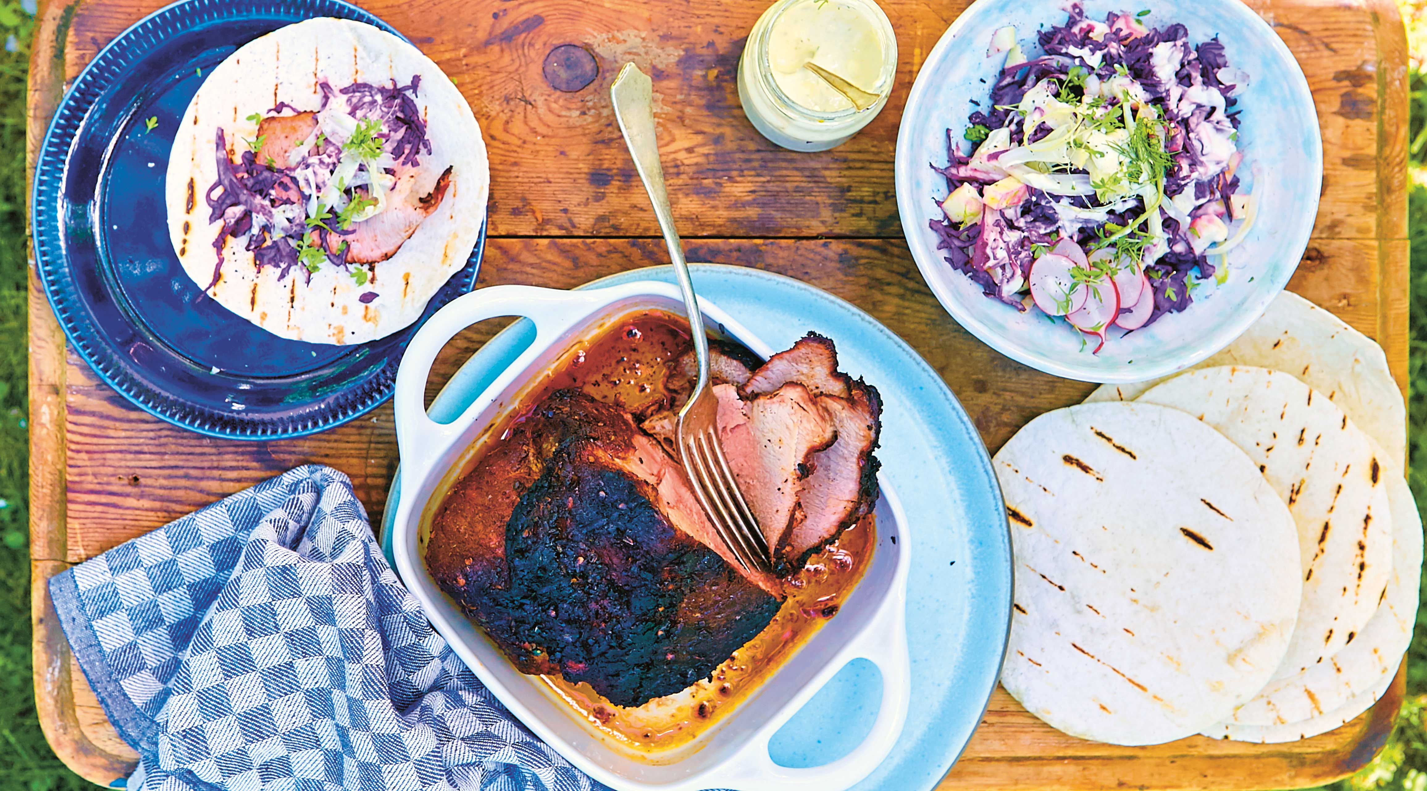 Grillad fläskkarré i tortillabröd med jalapeñodressad fänkåls- och äppelslaw