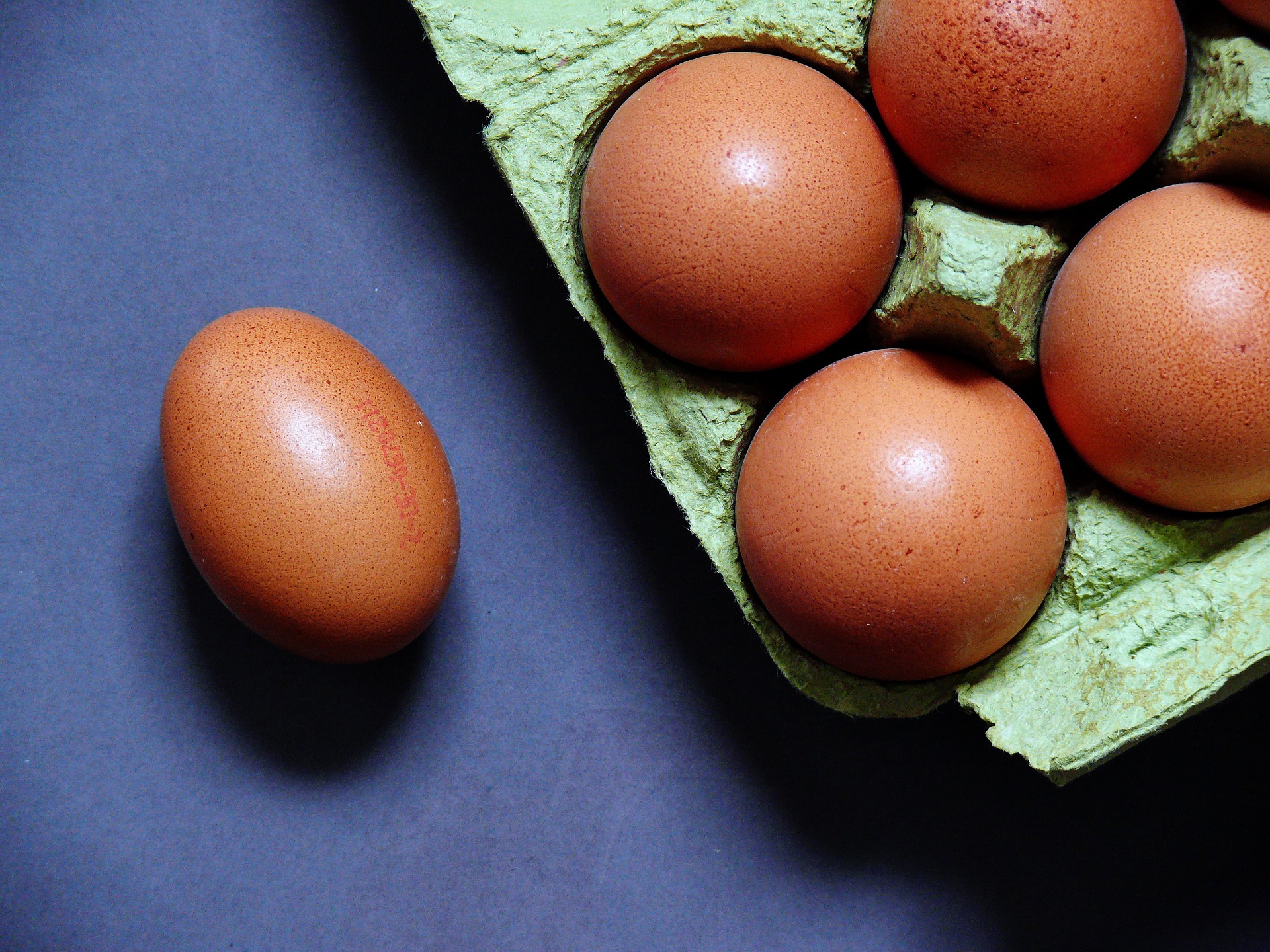 Pocherat ägg och grillat fröbröd