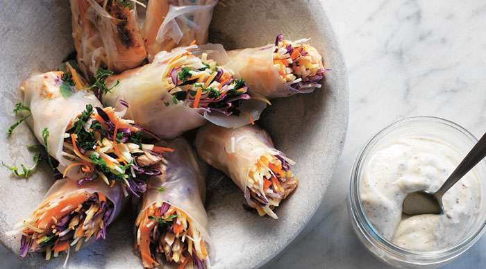 Vårrulle med grillad pepparlax, vinterslaw och yoghurt med fem sorters peppar