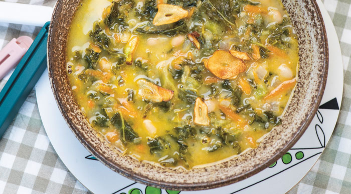 Mustig bönsoppa med grönkål och parmesan