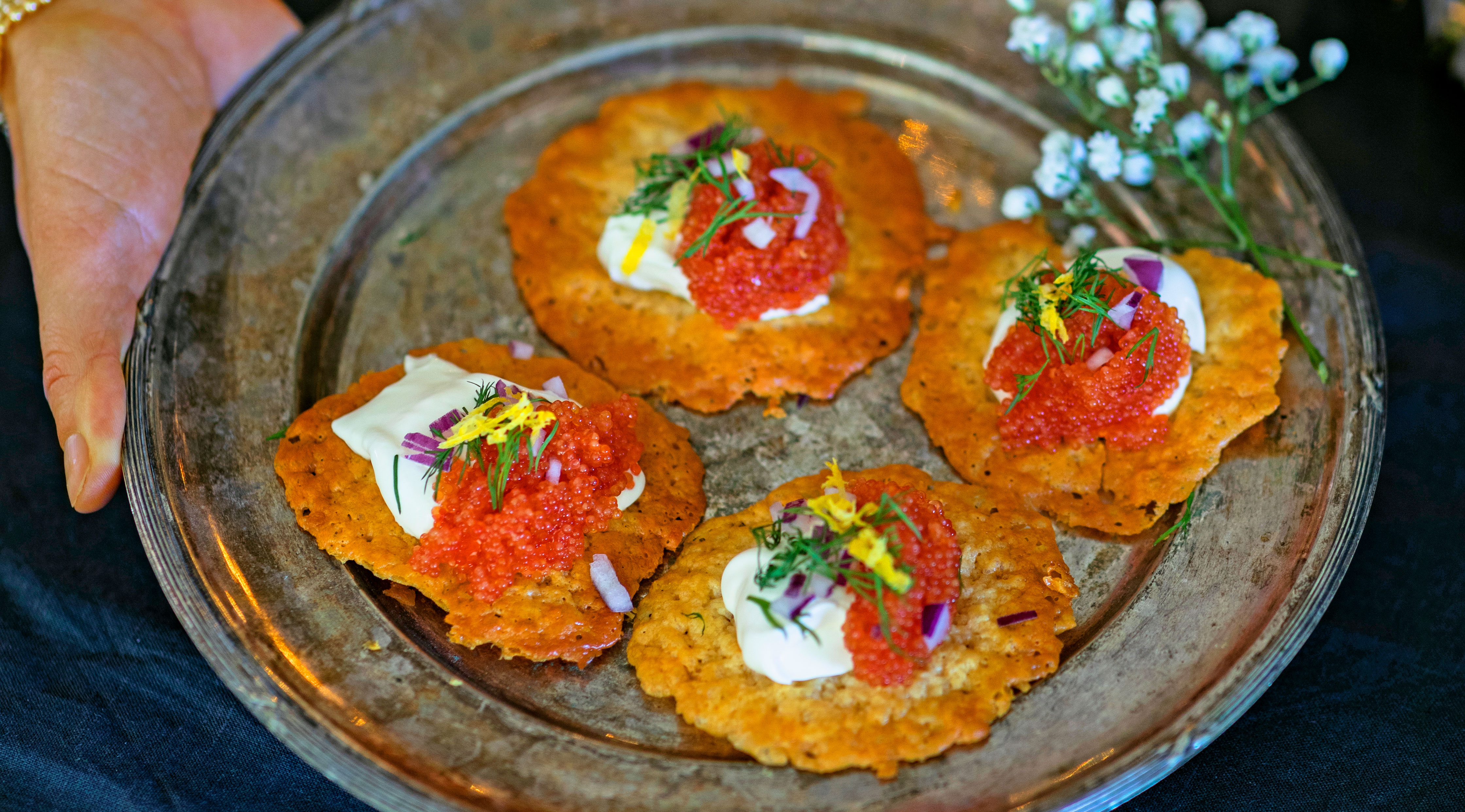 Parmesanchips med löjrom och citron