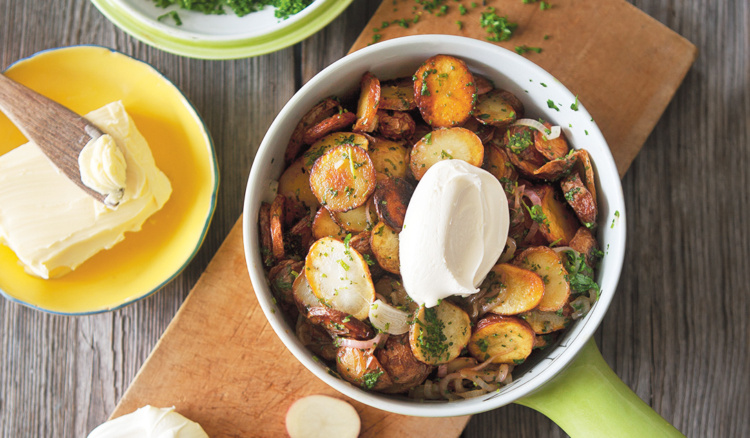 Vinägerstekt cheriepotatis med kruspersilja och smetana