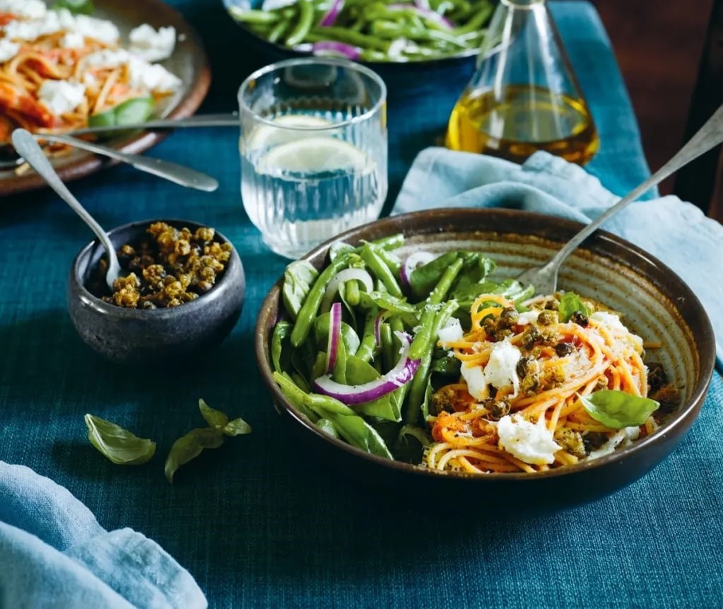 Fullkornspasta med rostad tomatsås toppad med mozzarella och friterad kapris