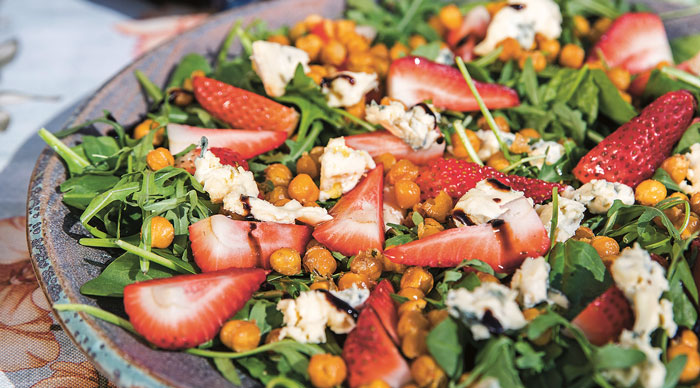 Sommarsallad med jordgubbar och rostade kikärtor