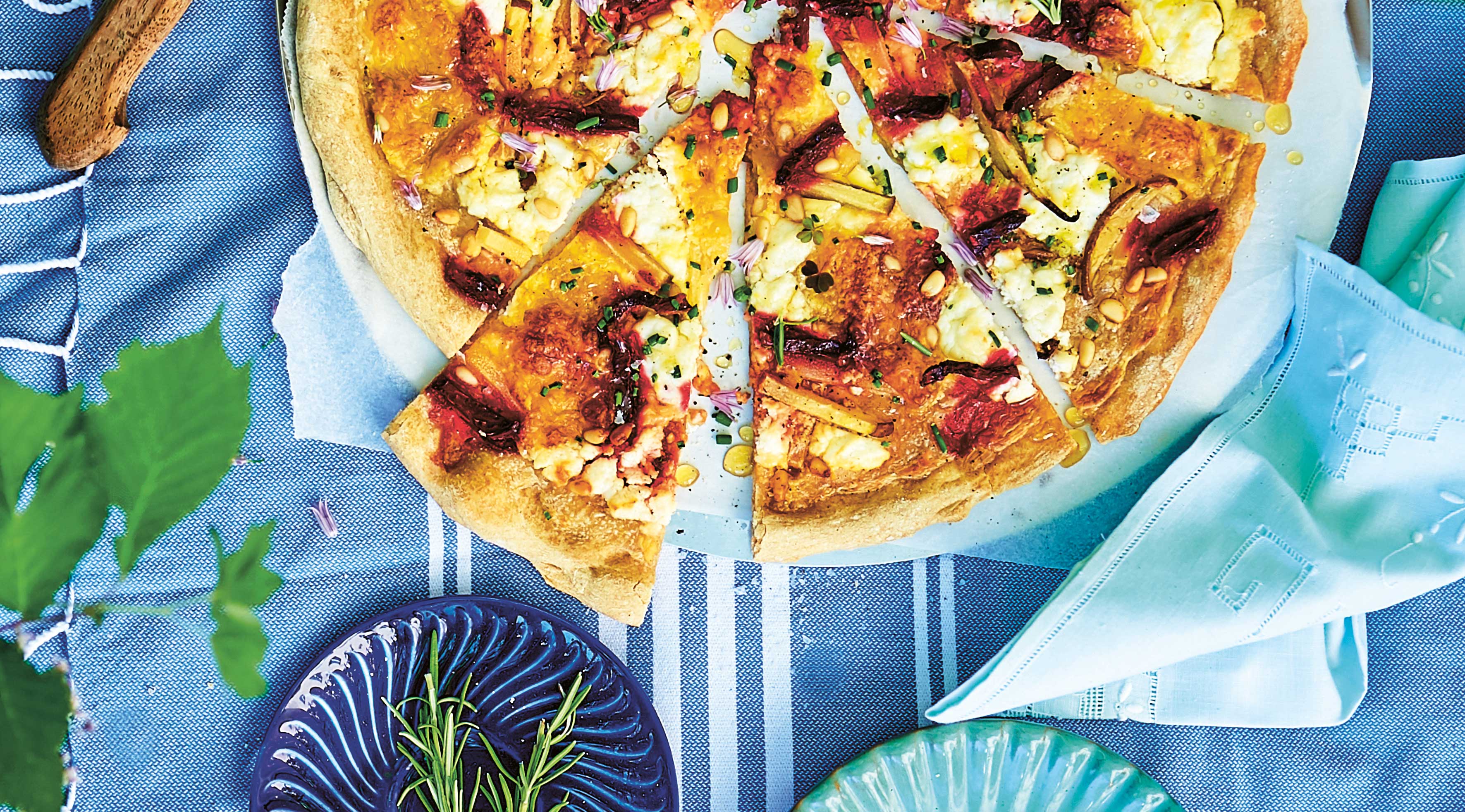 Grillad pizza med rödbetor, getost, päron, pinjenötter och honung