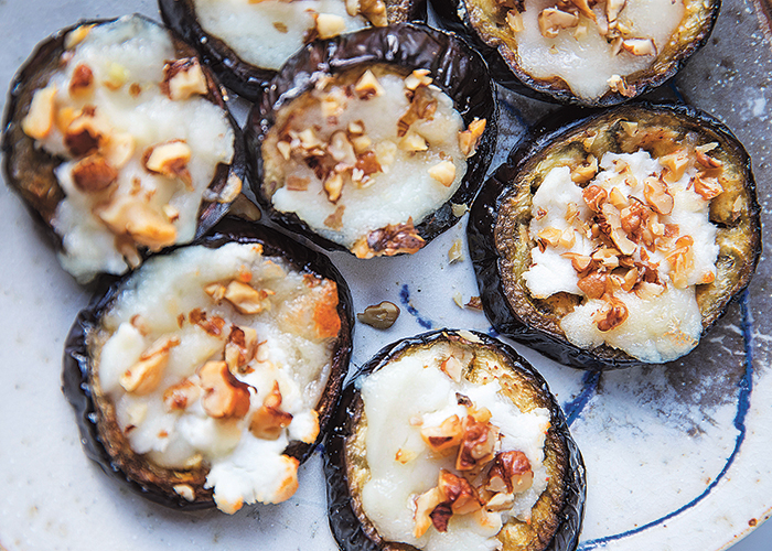 Aubergineskivor med getost och valnötter