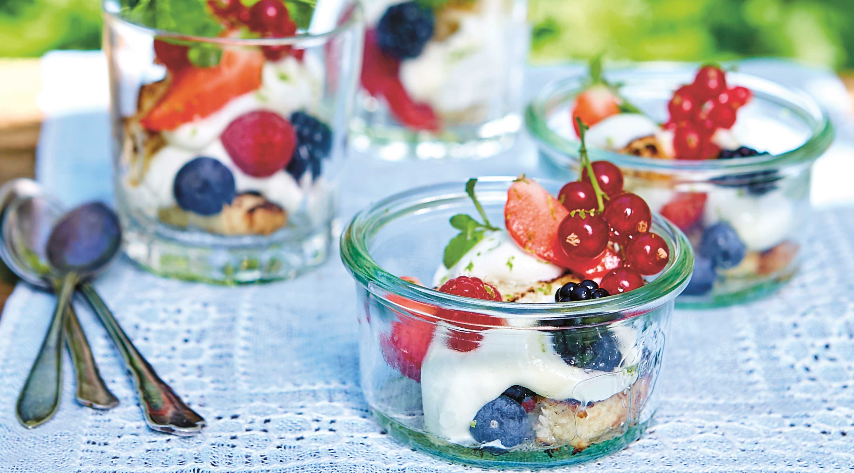 Trifle på grillad sockerkaka, flädermarinerade bär & vispgrädde