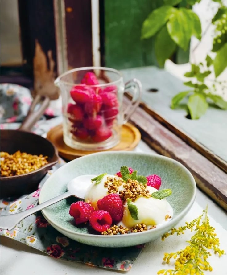 Citronsorbet med hallon och kanelrostat bovetekrisp