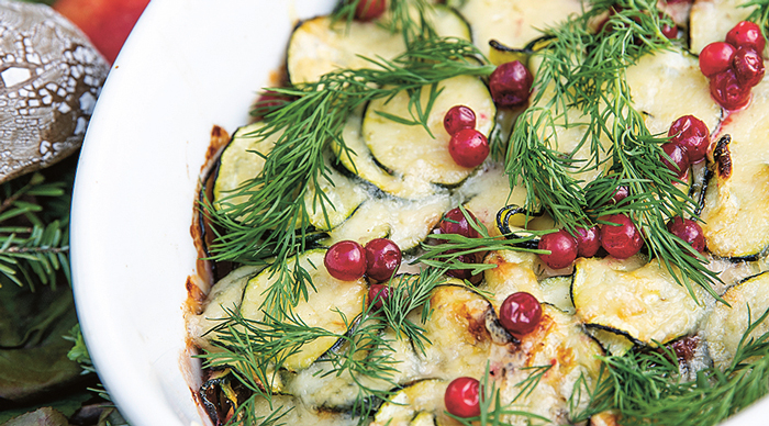 Zucchinigratäng med dill och lingon