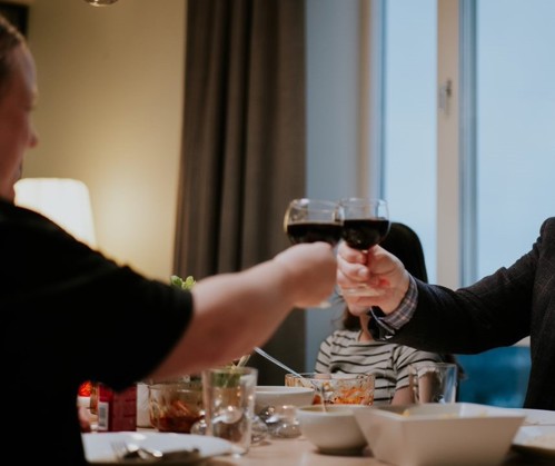 Personer som skålar med vin i glasen